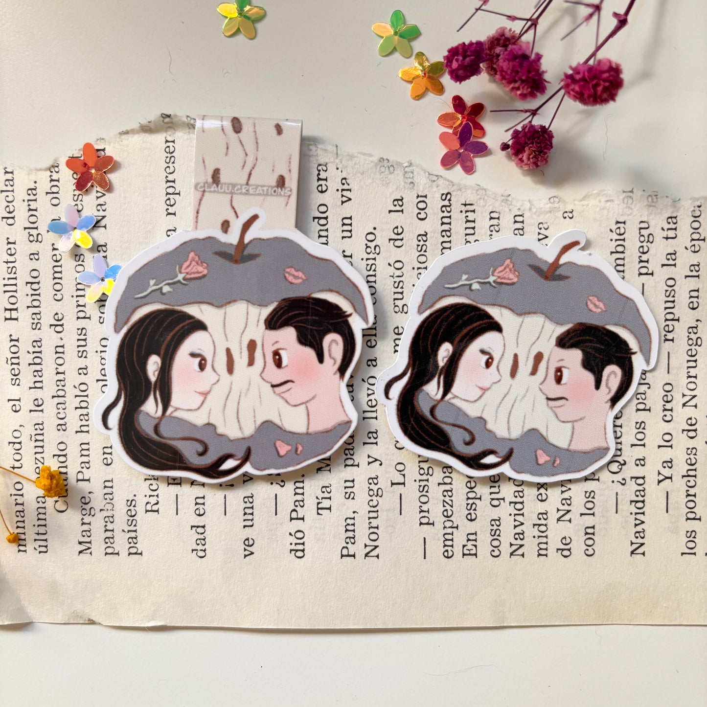 Marcapáginas Magnético y Pegatina Colección Manzana - Morticia y Gomez Addams