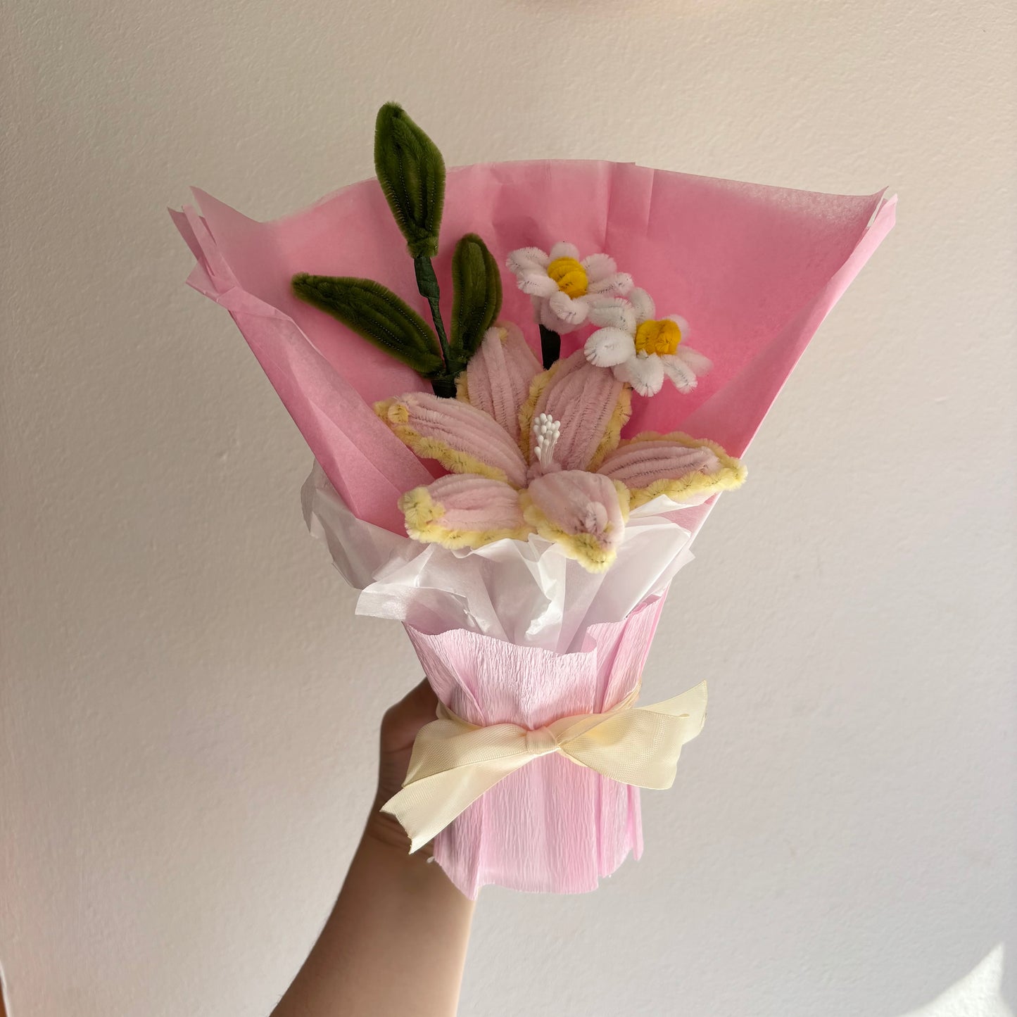 Ramo Lirio Amarillo y Rosa con Margaritas Limpiapipas