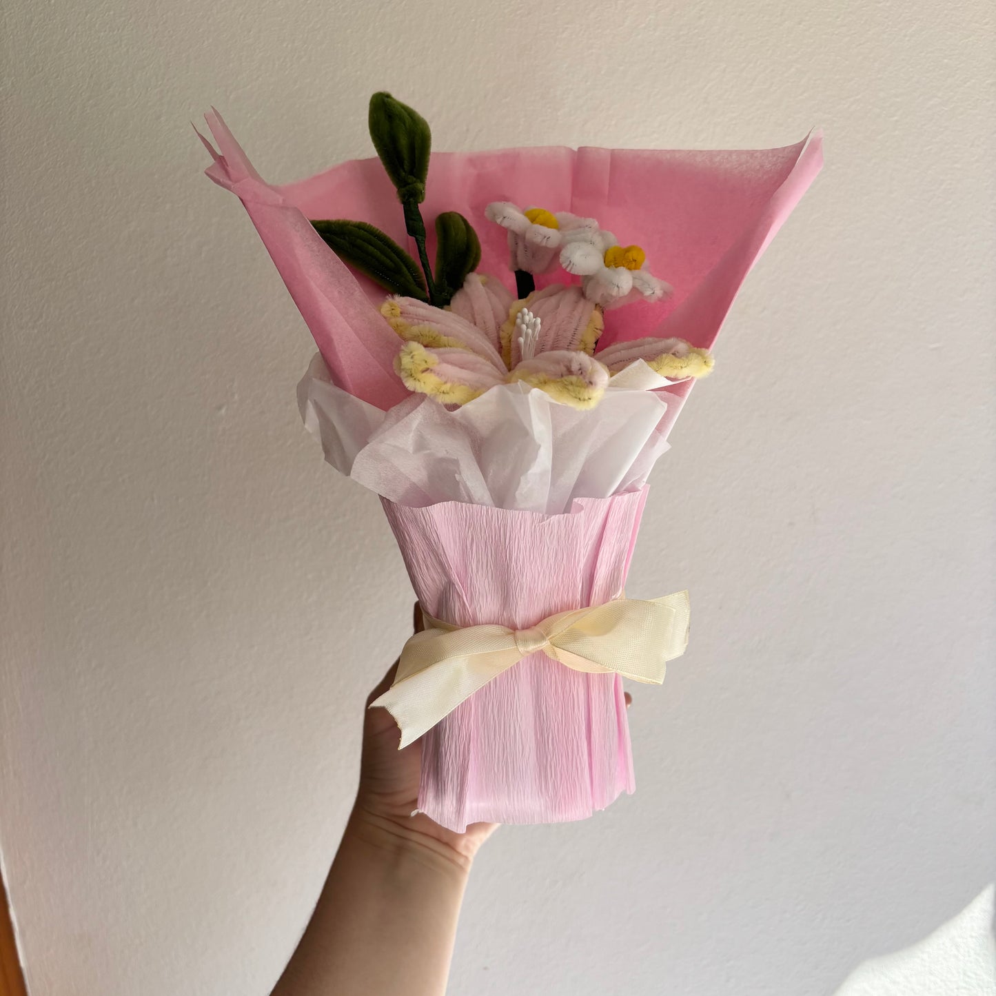 Ramo Lirio Amarillo y Rosa con Margaritas Limpiapipas